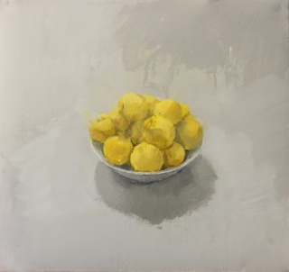 Alberto Romero, Cuenco con ciruelas amarillas, óleo sobre papel, 50 × 53 cm – Cortesía de la Sala Parés