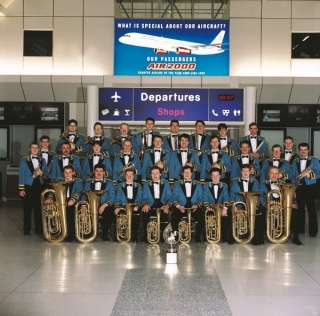Jeremy Deller, Acid Brass, 1997. William Fairey Band en el aeropuerto de Manchester