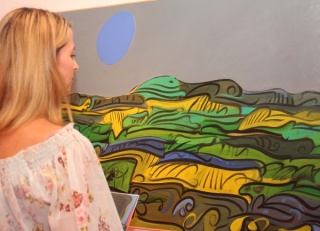 Una joven contempla una de las obras expuestas