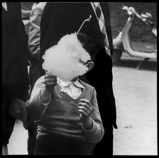 Francesc Esteve, El nen del sucre. Sabadell, abril de 1960 – Cortesía del Institut d’Estudis Fotogràfics de Catalunya