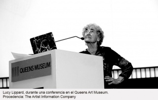 Lucy Lippard durante una conferencia en el Queens Art Museum. Procedencia: The Artist Information Company — Cortesía del Museo Nacional Centro de Arte Reina Sofía