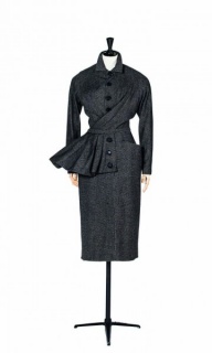 Christian Dior, Traje de chaqueta \"Bernique\". Otoño-invierno 1950-1951. Palais Galliera, París