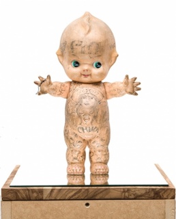 Sin título (Yokohama doll), 2007 Dr. Lakra. Tinta sobre muñeca de plástico. 31.5 x 17.8 x 6.5 cm. Colección particular