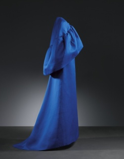Vestido de noche en gazar de seda azul añil. Año 1965. Museo Cristóbal Balenciaga