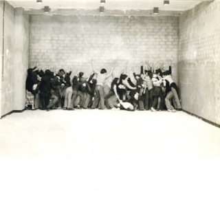 Mikel Mendizabal. Alumnos de la Ikastola de Errenteria realizando un ejercicio de expresión plástica, ca. 1980.