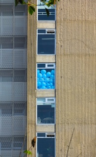 Globos azules [Blue Ballons] Cortesía de la Colección Juan y Patricia Vergez, Argentina