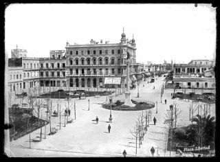 Avenida 18 de Julio y Plaza Cagancha. Al centro: Columna de la Paz. A la izquierda: Palacio Jackson. Año 1895 (aprox.). (Foto: 0478FMHB.CDF.IMO.UY - Autor: S.d./IMO).