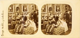 Anónimo, copia de Charles Gaudin. Grupo de señoras y caballeros, ca. 1860. Tissue. Papel albuminado y acuarela, 8,1 × 17,1 cm. — Cortesía del Museo del Romanticismo