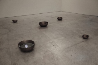 Ken Matsubara, Bowls. 2016. Installation. Singing Bowls, movie, mixed media – Cortesía de la Galería Rafael Pérez Hernando