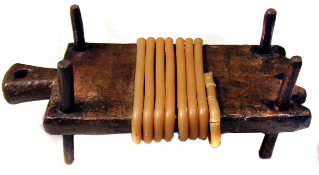 Heriotza. Ante la muerte. Argizaiola. San Telmo Museoaren bilduma / Cerillero de difuntos. Colección San Telmo Museoa E-001274. Argazkia / Foto: G. Aguirre — Cortesía del Museo San Telmo