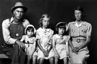 Mike Disfarmer. Untitled, (Family of five children in center of portrait mothers eyes looking down), 1939-46. © Mike Disfarmer. Courtesy Howard Greenberg Gallery, New York y Bernal Espacio, Madrid.