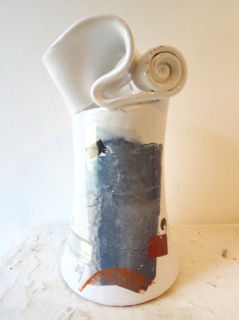 "Distortion" Altered, turned earthenware vessel with coloured enamels on white slip glaze, made in collaboration with Raimundo Abio – Cortesía de Félix Anaut