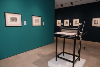 Picasso, El pintor de grabados. El aguatinta — Cortesía de la Fundacion Pablo Ruiz Picasso - Museo Casa Natal