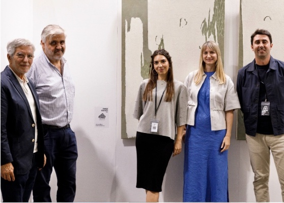 Joaquín Diez-Cascón, Claudia Pastomás junto a los directores de Vangar: Elisa Montesinos y Amalio Vanaclocha — Imagen cortesía de Swab Barcelona