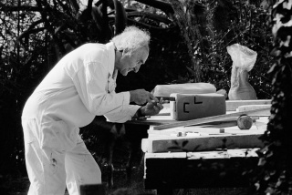 Eduardo Chillida trabajando en el taller del ceramista Hans Spinner en Grasse, 1995 © Jesus Uriarte — Cortesía de Kutxa Fundazioa