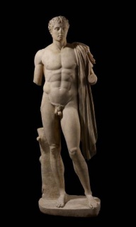 Héroe o atleta. Estatua de mármol romana (siglo I d. C.) a partir de un original griego (c. 320-300 a. C.). © The Trustees of the British Museum – Cortesía de Caixaforum Sevilla