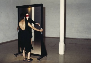 Tere Recarens. La Gallinita Ciega, 1992. (L’Artesà de Gràcia) Foto: Joan Cuní — Cortesía del MACBA