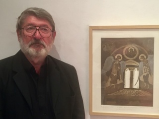 El artista serbio Veljko Mihajlovic con una de  sus obras
