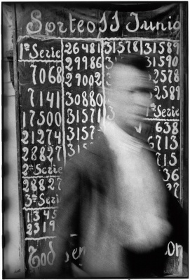 Henri Cartier-Bresson, Murcia, España,1933. Copia de plata en gelatina © Henri Cartier-Bresson/Magnum Photos — Imagen cortesía de la Fundación MAPFRE