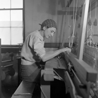 Anni Albers en su taller textil en el Black Mountain College, 1937 Fotografía de Helen M. Post Cortesía The Josef and Anni Albers Foundation, Bethany, Connecticut. Cortesía del Museo Guggenheim