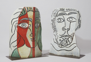Head of woman, Cannes 1961, cut sheet metal, folded and painted, 79.5 x 63 x 31.5 cm Bearded man’s head, Cannes 1961, cut, folded and painted sheet metal, 80 x 66 x 30 cm © Succession Picasso 2022