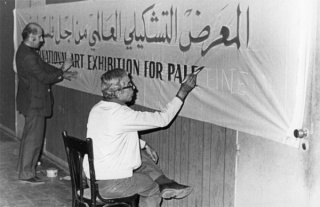 Jamil Shammout y Michel Najjar preparando la pancarta de la Exposición Internacional de arte en solidaridad con Palestina, Beirut 1978. Cortesía: Claude Lazar