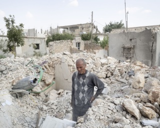 Lorenzo Meloni, Ayn Al-Àrab, Siria (kurdo: Kobane). 7 de agosto de 2015. Un hombre intenta recuperar algunos objetos entre los escombros de su casa – Cortesía de DOCfield Barcelona 2017