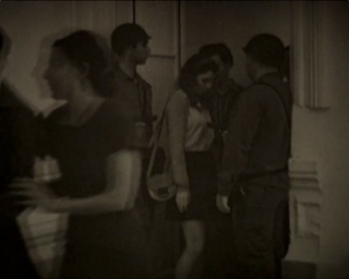 Alicia Mihai Gazcue. Pasar entre ellos (Video Still de la grabación en Lund, Suecia en 1974) – Cortesía de Espacio Mínimo