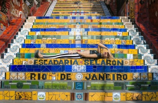 A trans Melissa Rodrigues na escadaria Selarón, no Rio de Janeiro