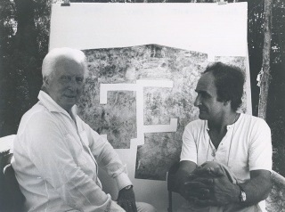 Aimé Maeght and Eduardo Chillida at Saint-Paul-de-Vence, 1976. Archives Fondation Maeght, Saint-Paul de Vence (France) — Cortesía del Museo Chillida-Leku