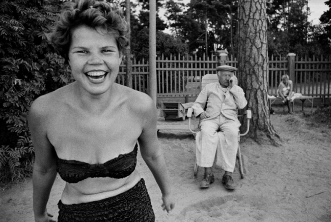 "Bikini", Moscow, 1959 © William Klein Estate — Imagen cortesía del Museu de Arte, Arquitetura e Tecnologia (MAAT)