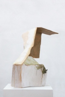 Ernesto Burgos, Itch. Cartón, fibra de vidrio, pintura, carboncillo, 116 x 84 x 70 cm.
