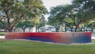 Carlos Cruz-Diez, Double Physichromie, 2007. Metal and paint, 590 9/16 inches /15 meters. The University of Houston (Photography: Paul Hester)