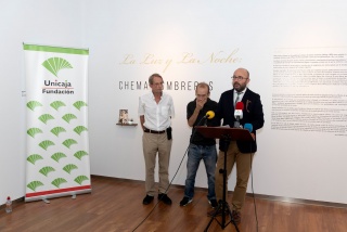 Presentación de la muestra: Chema Lumbreras junto a José Medina Galeote (dcha.) y Ramón Unamuno (izq.) — Cortesía de la Fundación Unicaja