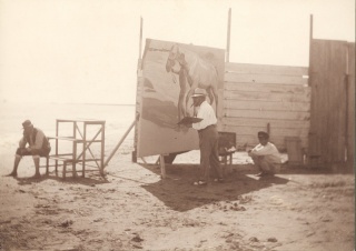 Fotografía titulada “el pintor al aire libre” de José Antonio Esparza realizada mientras Sorolla trabajaba en el cuadro “El baño del caballo” — Cortesía de la Fundación Barceló