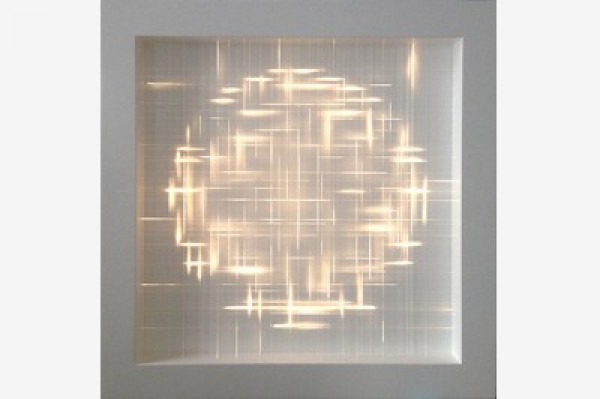 Pablo Armesto, Lenticular, 2015. Madera lacada, fibra óptica, led, 100x100x9 cm.