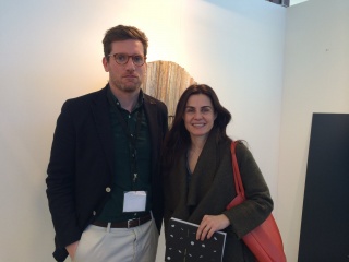 Basola Valles, ganadora del premio Pilar Citoler al joven coleccionista, y Joao Azinheiro, en kubikgallery, de Oporto. Cortesía de JustMad Art Fair