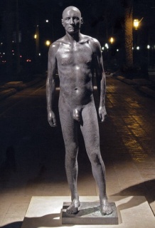 Antonio López García, Hombre de frente, bronce, 197x60x38 cm., 2001