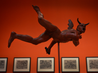 El Diablo, tal vez. Montaje de la exposición — Cortesía del Museo de Bellas Artes de Asturias