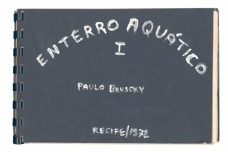 Paulo Bruscky, Burial at Sea I, 1972 artist book [photographs on paper, binding], ed 1/1. Cortesía de Galería Nara Roesler