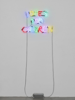 John Isaacs, Untitled, 2018, Murano coloured glass and neon tubing, 52 x 81 x 6 cm, edition of 4 / 2 AP — Cortesía de Travesía Cuatro