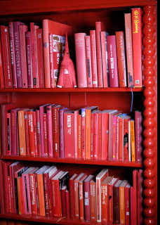 Ciuco Gutiérrez. Biblioteca roja en Semana Santa, 2020 © CIUCO GUTIÉRREZ — Cortesía de PHotoESPAÑA