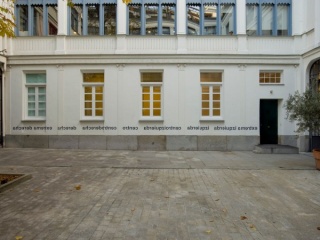 Ignasi Aballí, Vista de instalación de Mirar (el otro lado), 2013, Galería Elba Benítez, Madrid
