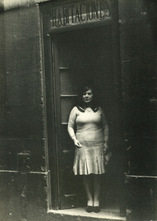 Rosita, carrer de la Cadena 1 . 1934. AFB. Margaret Michaelis