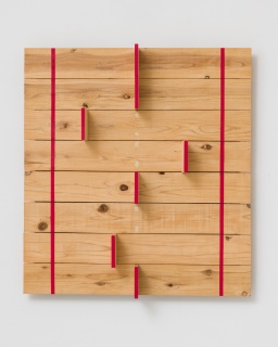 Kishio Suga, Border Segments Transcending Direction, 2013, wood, paint, 95 x 87.6 x 17 cm. — Cortesía de Mendes Wood DM