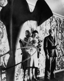 Peggy Guggenheim y Jackson Pollock frente a Mural (1943) en la entrada de la residencia Guggenheim en la primera planta, 155 East 61st Street en Nueva York, C. 1946. Foto: George Karger. © Cortesía de Solomon R. Guggenheim Museum Archives, Nueva York