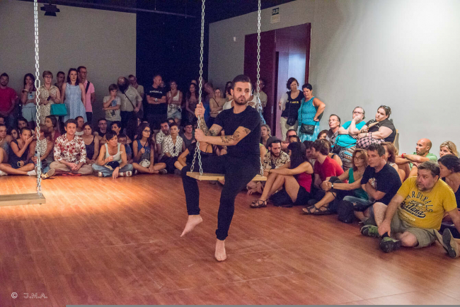 El artista Abel Azcona activando la exposición en el Centro de Historias de Zaragoza
