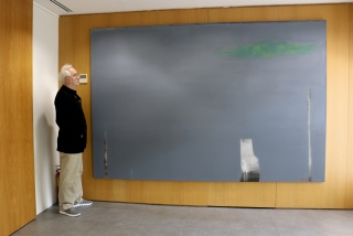 Xaquin Chaves  contemplando una de sus obras de gran formato