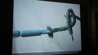 Alexandre Estrela. Knife in the Water, 2017, HD Video Projection , color, silent loop, painted cable – Cortesía de Travesía Cuatro Madrid