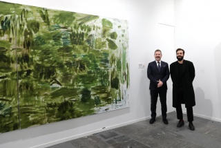 Mariano de Paco Serrano y el artista Miguel Marina posan junto a la obra premiada — Cortesía de la Comunidad de Madrid